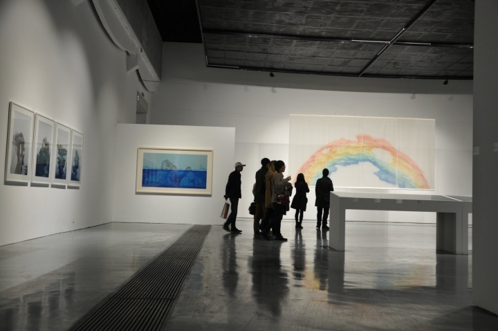 由朱朱策划的“轻逸”展现场
由朱朱策划的“轻逸”展现场