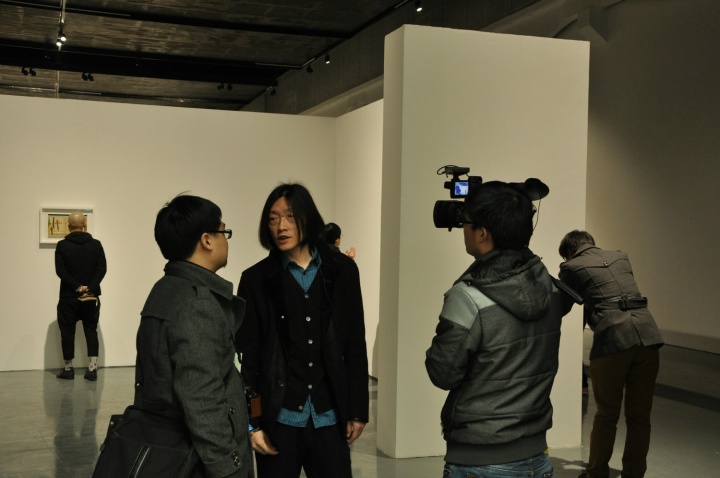 “轻逸”策展人朱朱在接受媒体采访
“轻逸”策展人朱朱在接受媒体采访