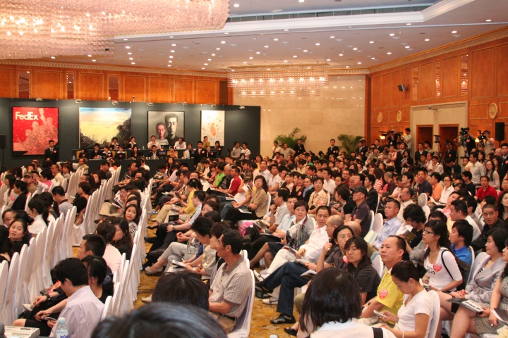 座无虚席的保利拍卖现场 座无虚席的保利拍卖现场
