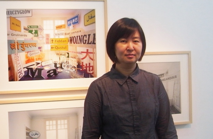 李力在日本艺术家Yuki Onodera 的作品前
李力在日本艺术家Yuki Onodera 的作品前