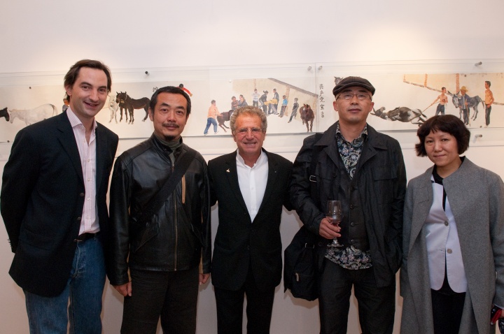 HDM画廊开幕首展现场  Hadrien及合伙人Laurent Dassault（左3）与隋建国、杨少斌、郭晓彦合影
