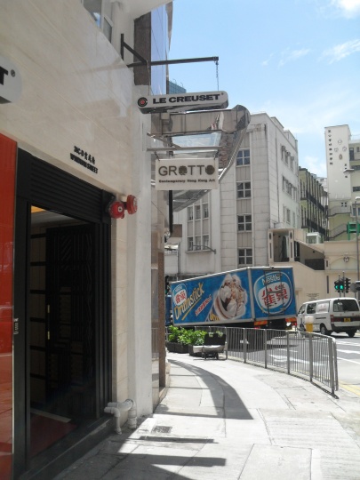 位于中环咸云街的转角处嘉图画廊的入口，画廊位于二层
