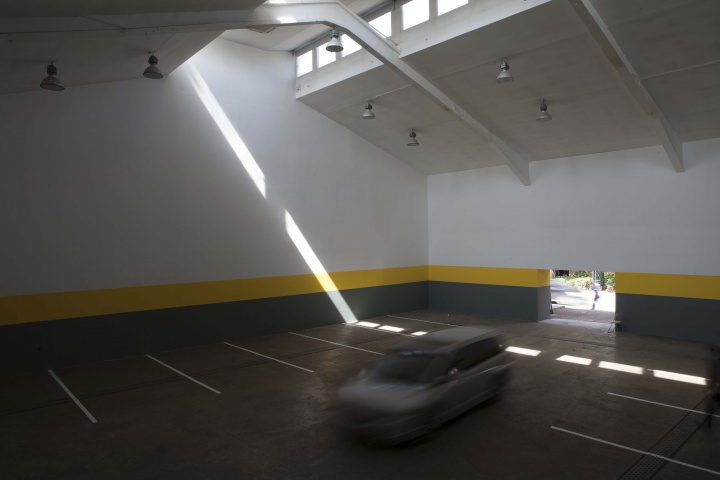 林明弘个展“空位”将画廊空间改造为巨大的停车场
林明弘个展“空位”将画廊空间改造为巨大的停车场