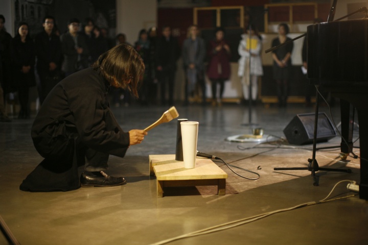 黄锐在开幕现场的表演
黄锐在开幕现场的表演