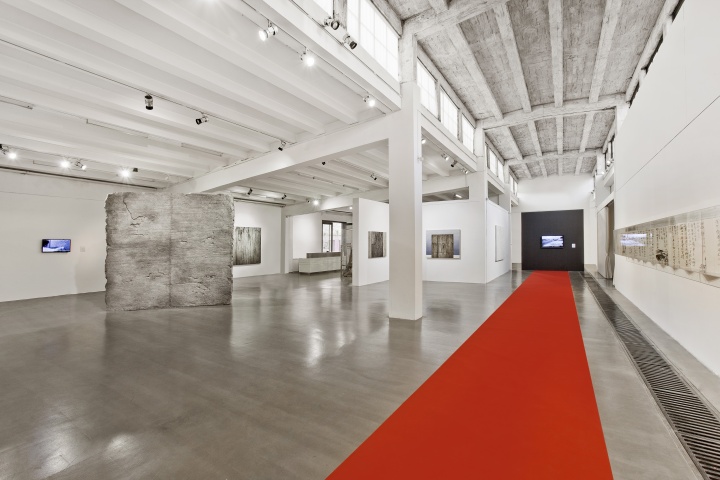 2013年4月“废墟之殇——应天齐威尼斯双年展归来”展览现场
