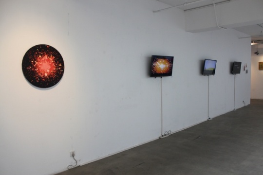 楼下展厅的影像及装置都很有意思,比如栾佳齐的声音绘画作品(左一为绘画、左二为声音视频)
楼下展厅的影像及装置都很有意思,比如栾佳齐的声音绘画作品(左一为绘画、左二为声音视频)