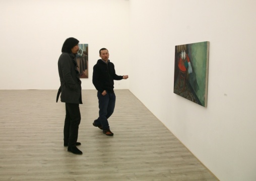 黄亮（左）在展览现场与鲍栋（右）交流自己的作品

