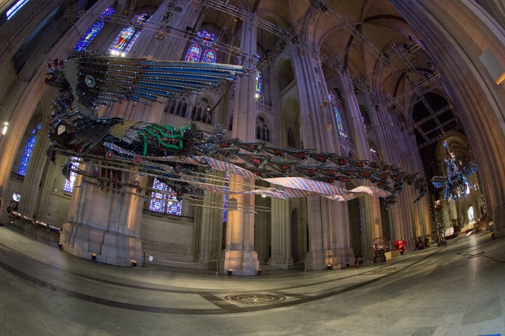 2月1日，《凤凰》在纽约圣约翰神明大教堂展出。教堂建筑的崇高与凤凰的神性相互呼应。
