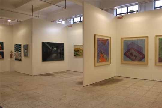 个展形式的独立展位,展墙顶部贴有艺术家名字的标签 个展形式的独立展位,展墙顶部贴有艺术家名字的标签