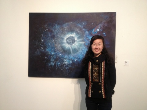 艺术家郑钰在她的作品《永恒》前