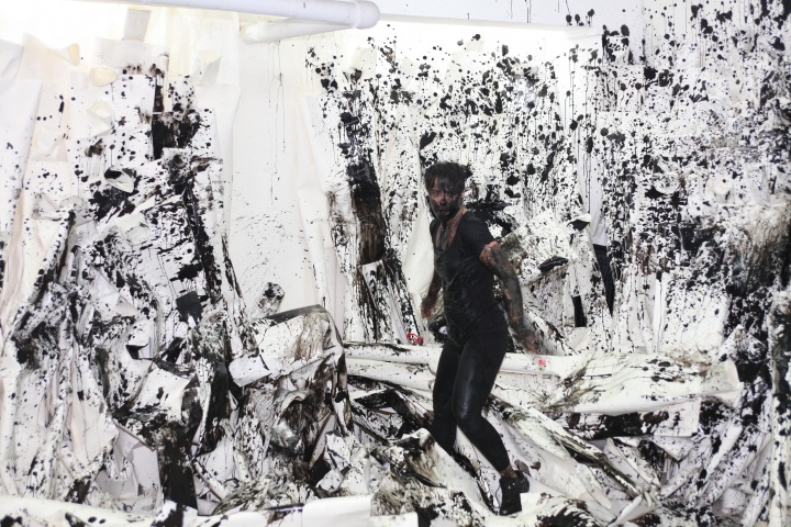 2012年上海上午艺术空间内,Anastasia Ax在“步入当下”展览现场表演<br> 2012年上海上午艺术空间内,Anastasia Ax在“步入当下”展览现场表演<br>
