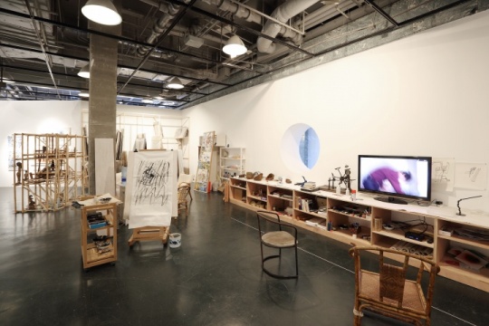 胡项城将自己工作室的一部分搬到了画廊
胡项城将自己工作室的一部分搬到了画廊