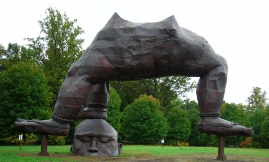 张洹创作的《三腿佛》雕塑作品被放置在Storm King艺术中心内
