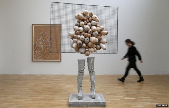 Whitechapel画廊的展览中，卢卡斯的作品被《卫报》描述为一种“奇异的不安”   图片来源：http://www.bbc.com
