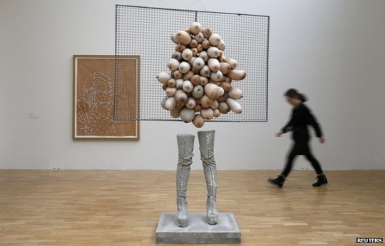 Whitechapel画廊的展览中,卢卡斯的作品被《卫报》描述为一种“奇异的不安” 图片来源:http://www.bbc.com
Whitechapel画廊的展览中,卢卡斯的作品被《卫报》描述为一种“奇异的不安” 图片来源:http://www.bbc.com