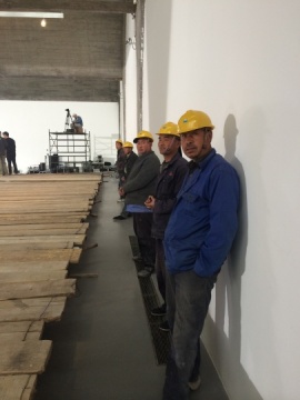 站在展厅两边的工人们,刚刚结束搭建作品“地”的最后一道工序 站在展厅两边的工人们,刚刚结束搭建作品“地”的最后一道工序