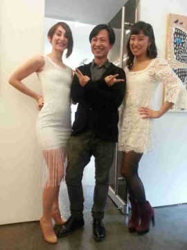 李燎在开幕现场与美女互动
李燎在开幕现场与美女互动