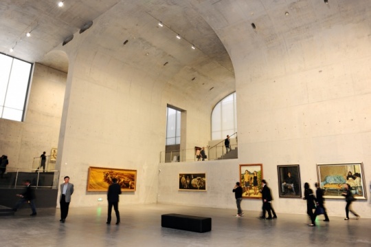 巨大拱形的展厅结构加强了空间张力，也同样契合西岸馆更为关注当代的视野
