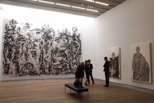 墨斋展厅 左为五联大画《北京生物之春NO.1》
墨斋展厅 左为五联大画《北京生物之春NO.1》