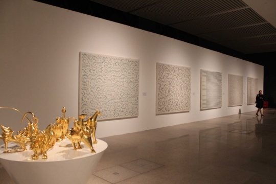 国博展厅 雕塑及不同于墨斋展厅风格的《千灵显》系列
国博展厅 雕塑及不同于墨斋展厅风格的《千灵显》系列