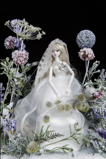 《花草系列》 综合材料 娃娃:40x9x6cm 玻璃箱: 50x50x60cm 2014
《花草系列》 综合材料 娃娃:40x9x6cm 玻璃箱: 50x50x60cm 2014