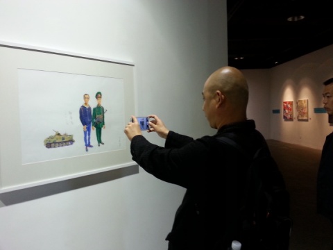 方力钧在展览现场
方力钧在展览现场