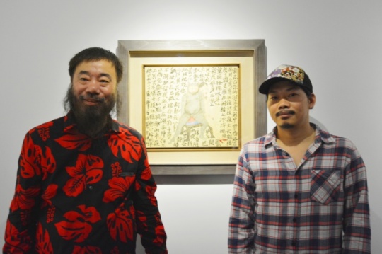 李津与菊花台作词家方文山在菊花台作品前合照
李津与菊花台作词家方文山在菊花台作品前合照