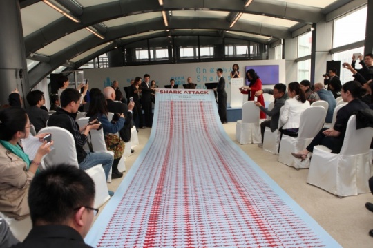 发布会现场展示每一个小时有上万头鲨鱼被捕杀的巨幅宣传海报
发布会现场展示每一个小时有上万头鲨鱼被捕杀的巨幅宣传海报