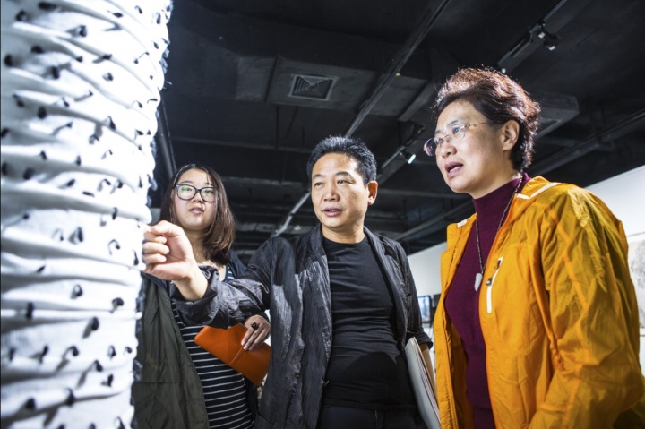 艺术总监张子康老师在吴梦诗作品前
艺术总监张子康老师在吴梦诗作品前