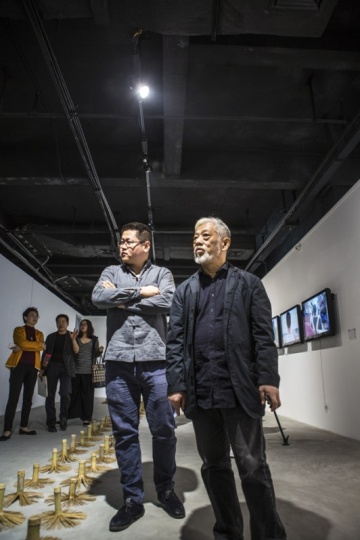 栗宪庭老师在新锐展厅
栗宪庭老师在新锐展厅