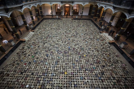 由6千个木凳组装而成的作品《凳子》（Photo：Markus Schreiber）<br>