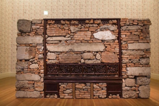 作品《来自上海的礼物》由遭受摧毁的工作室碎片构成 （Photo：Markus Schreiber）<br>