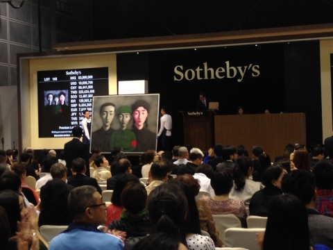 苏富比夜场拍卖张晓刚的作品获得全场最高纪录
苏富比夜场拍卖张晓刚的作品获得全场最高纪录