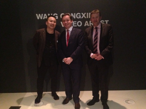 王功新（左一）与澳大利亚维多利亚国家美术馆(NGV)馆长TonyEllwood（中）、执行馆长Andrew Clark（右一）合影
