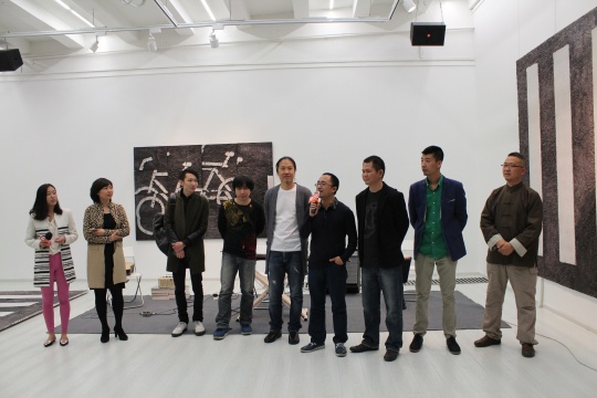 策展人致辞,艺术家为李博(左3)、付泓(右3)、刘忠华(右2)
策展人致辞,艺术家为李博(左3)、付泓(右3)、刘忠华(右2)