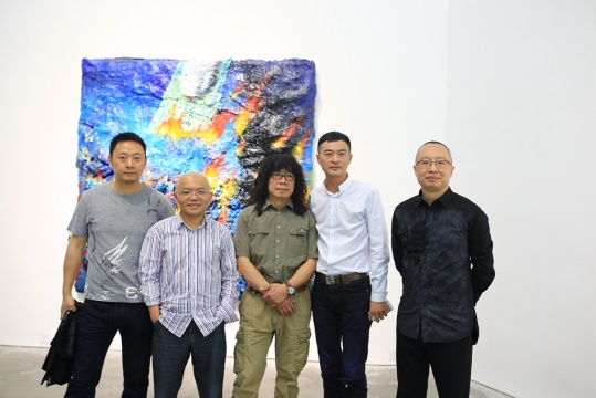 艺术家何工(左三),千高原负责人刘杰(右一)、艺术家李勇政(左一),川大艺术学院吴永强(左二)等
艺术家何工(左三),千高原负责人刘杰(右一)、艺术家李勇政(左一),川大艺术学院吴永强(左二)等