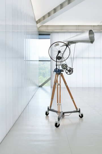 威廉·肯特里奇作品《动态车轮雕塑与双扩音器》
威廉·肯特里奇作品《动态车轮雕塑与双扩音器》