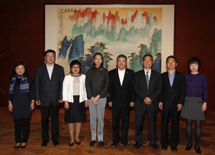 左起:中国嘉德国际拍卖有限公司总裁助理郭彤、副总裁王辉、董事总裁兼CEO胡妍妍、中国嘉德国际拍卖有限公司、嘉德投资副董事长王雁南、中国嘉德创始人陈东升、嘉德投资董事总裁兼CEO寇勤、副总裁陈树银、中国嘉德国际拍卖有限公司总裁助理刘莹
左起:中国嘉德国际拍卖有限公司总裁助理郭彤、副总裁王辉、董事总裁兼CEO胡妍妍、中国嘉德国际拍卖有限公司、嘉德投资副董事长王雁南、中国嘉德创始人陈东升、嘉德投资董事总裁兼CEO寇勤、副总裁陈树银、中国嘉德国际拍卖有限公司总裁助理刘莹
