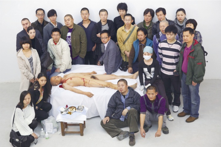 《一米民主》行为作品,2010年,北京,以不记名方式投票决定是否在何云昌身体上开1条长1米,深0.5cm—1cm的创口。最终12票支持,10票反对,3票弃权,于是在何云昌身体上开了一米创口——看似在这件事情上达成了民主的愿望 《一米民主》行为作品,2010年,北京,以不记名方式投票决定是否在何云昌身体上开1条长1米,深0.5cm—1cm的创口。最终12票支持,10票反对,3票弃权,于是在何云昌身体上开了一米创口——看似在这件事情上达成了民主的愿望