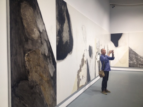 乔晓光出现在了“不朽的风景”展览现场，背后为尚扬的作品《剩山图》

