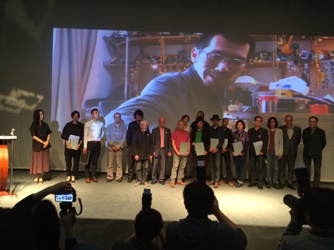 CCAA在十五周年的开幕现场为历届获奖艺术家及独立评论家颁发奖项
CCAA在十五周年的开幕现场为历届获奖艺术家及独立评论家颁发奖项