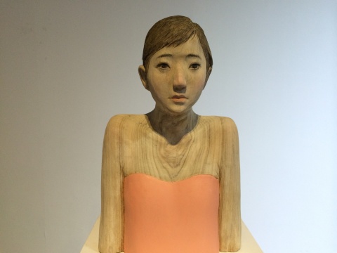 王国强  《小辫》 56x50x25cm  香樟木雕塑  2014
