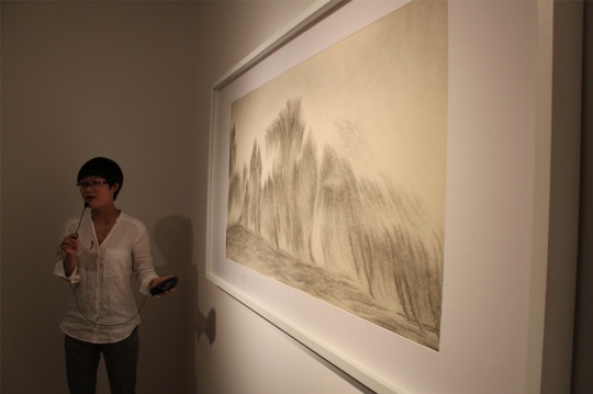 梅婉婷在介绍这件作品，她说：“创作中需要一些阻力”。