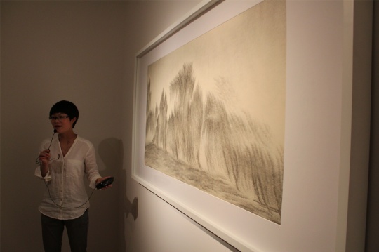 梅婉婷在介绍这件作品,她说:“创作中需要一些阻力”。 梅婉婷在介绍这件作品,她说:“创作中需要一些阻力”。