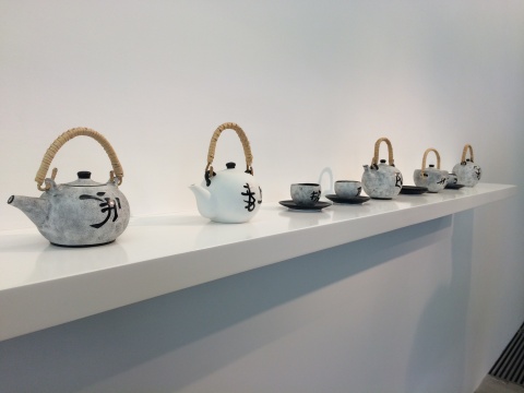 作品《xing qi tian ren men bu gong zuo》的五件瓷质茶壶
作品《xing qi tian ren men bu gong zuo》的五件瓷质茶壶