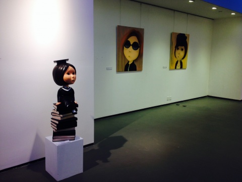 台湾艺术家林家弘带来数件雕塑和油画作品,标志性的女孩形象传递着艺术家年轻的思考和态度。
台湾艺术家林家弘带来数件雕塑和油画作品,标志性的女孩形象传递着艺术家年轻的思考和态度。