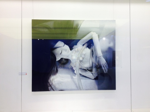 来自四川美院的陈颖作品《白夜》,传递出相对沉重的气质
来自四川美院的陈颖作品《白夜》,传递出相对沉重的气质