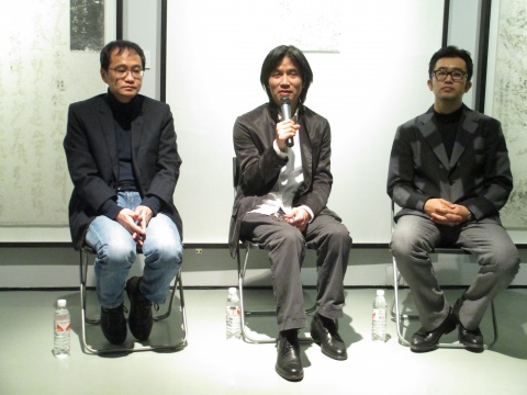 从左至右：策展人王嘉骥、艺术家王天德、今日美术馆馆长高鹏
