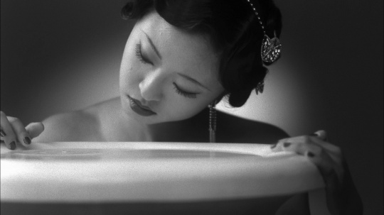 《新女性》带着反思回溯中国老电影 图片来源：香格纳画廊<br>
