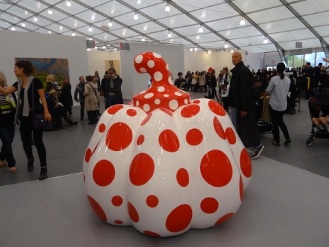 大卫·沃维尔纳h画廊展位上的草间弥生作品《南瓜》Photo: Benjamin Sutton
大卫·沃维尔纳h画廊展位上的草间弥生作品《南瓜》Photo: Benjamin Sutton